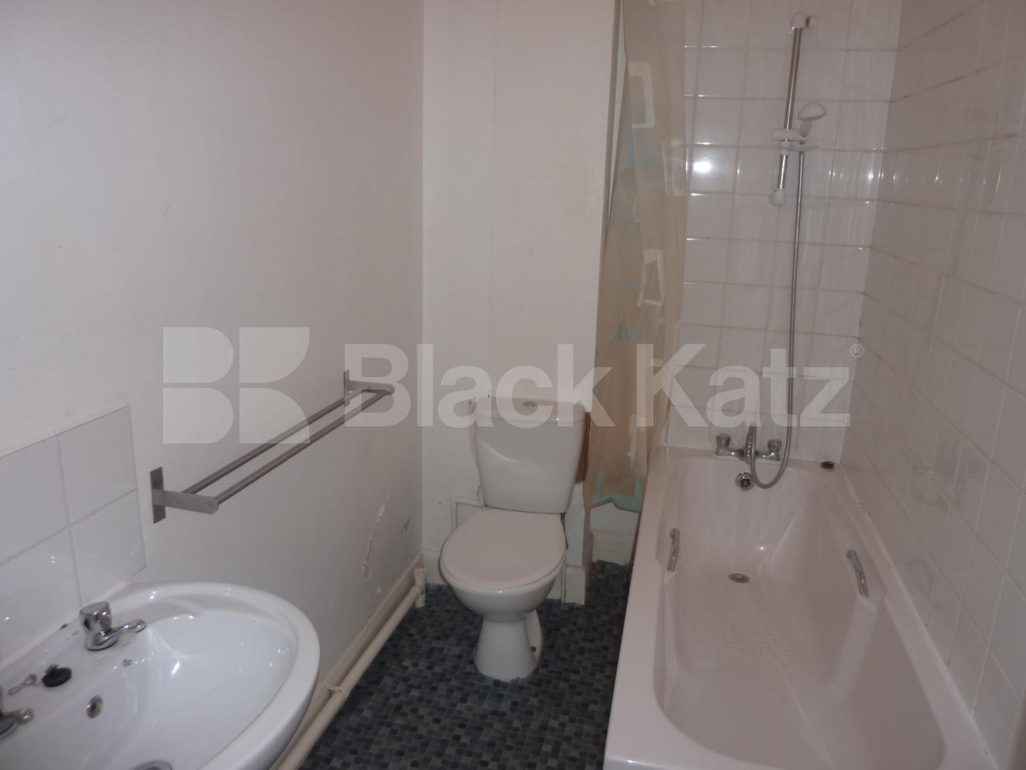 			HUGE ONE BED!, 1 Bedroom, 1 bath, 1 reception Flat			 St Augustines Road, CAMDEN SQUARE 